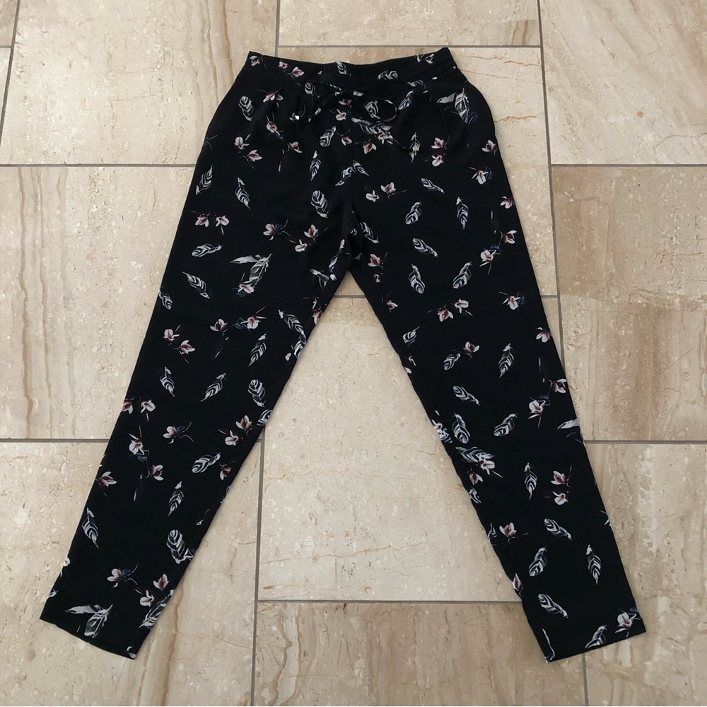 Dex women’s feather print jogger pants